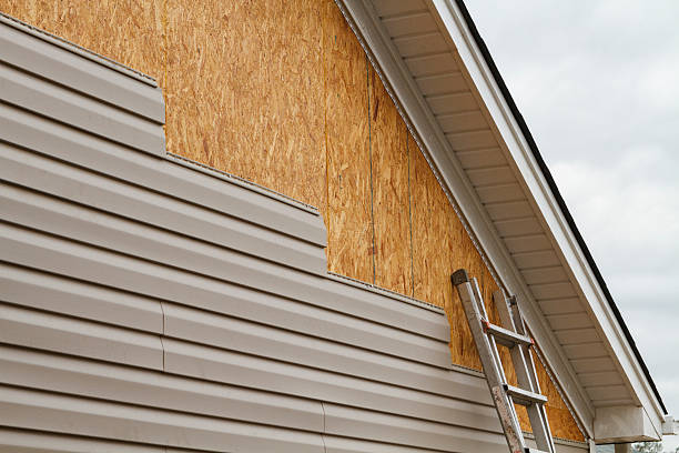 Professional Vinyl Siding technician working in North Lima, OH